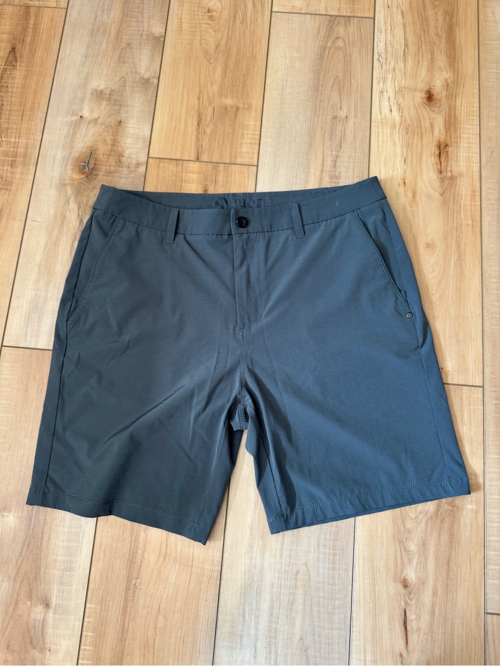 Men’s Vuori Meta 6 inch Casual Shorts Size Large